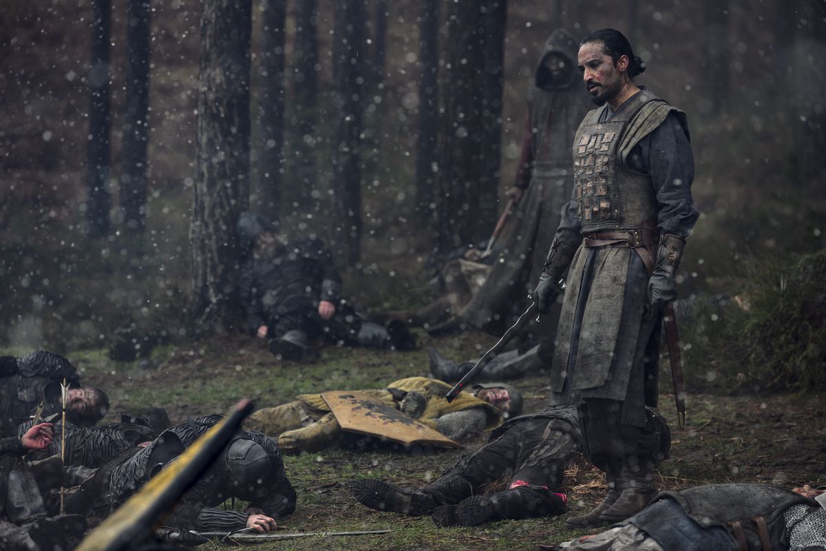 Un soldato si erge su un campo di battaglia innevato di altri soldati morti in The Witcher di Netflix
