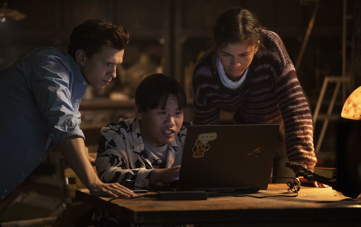 Peter Parker, Ned Leeds e MJ si riuniscono attorno a un laptop in Spider-Man: No Way Home.