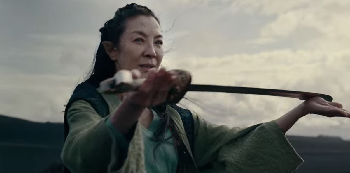 l'elfo con la spada di nome Scian (Michelle Yeoh) che impugna una spada in The Witcher: Blood Origin