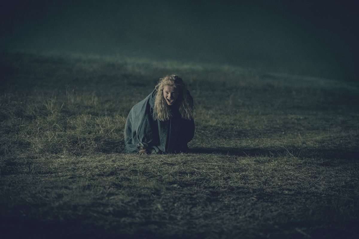 Un'immagine di Ciri in The Witcher;  lei è a terra che urla in un campo