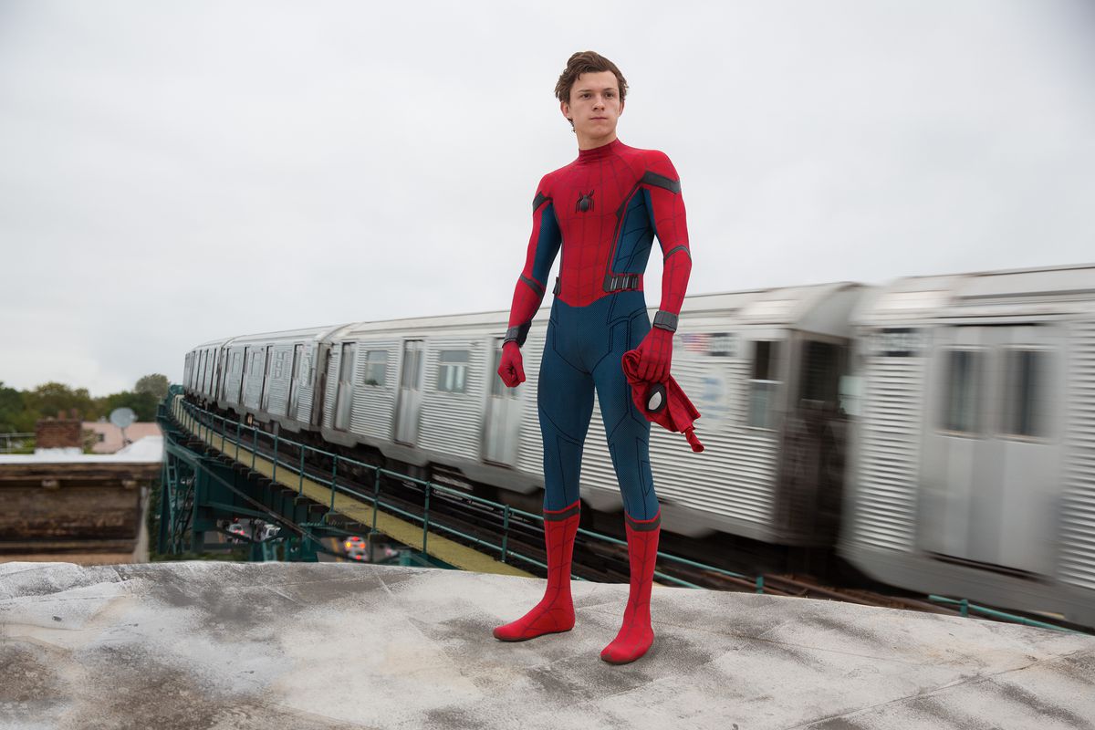 Spider-Man: Homecoming - un treno della metropolitana passa dietro Spider-Man