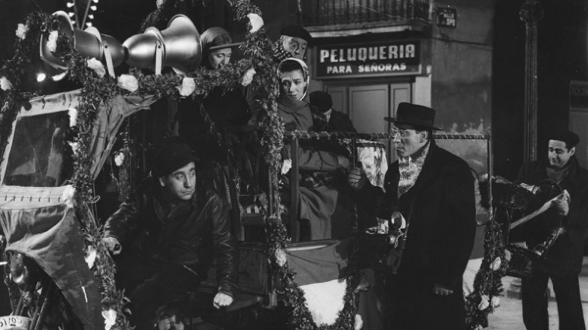 Plácido: gli uomini si radunano intorno a un'auto di Natale