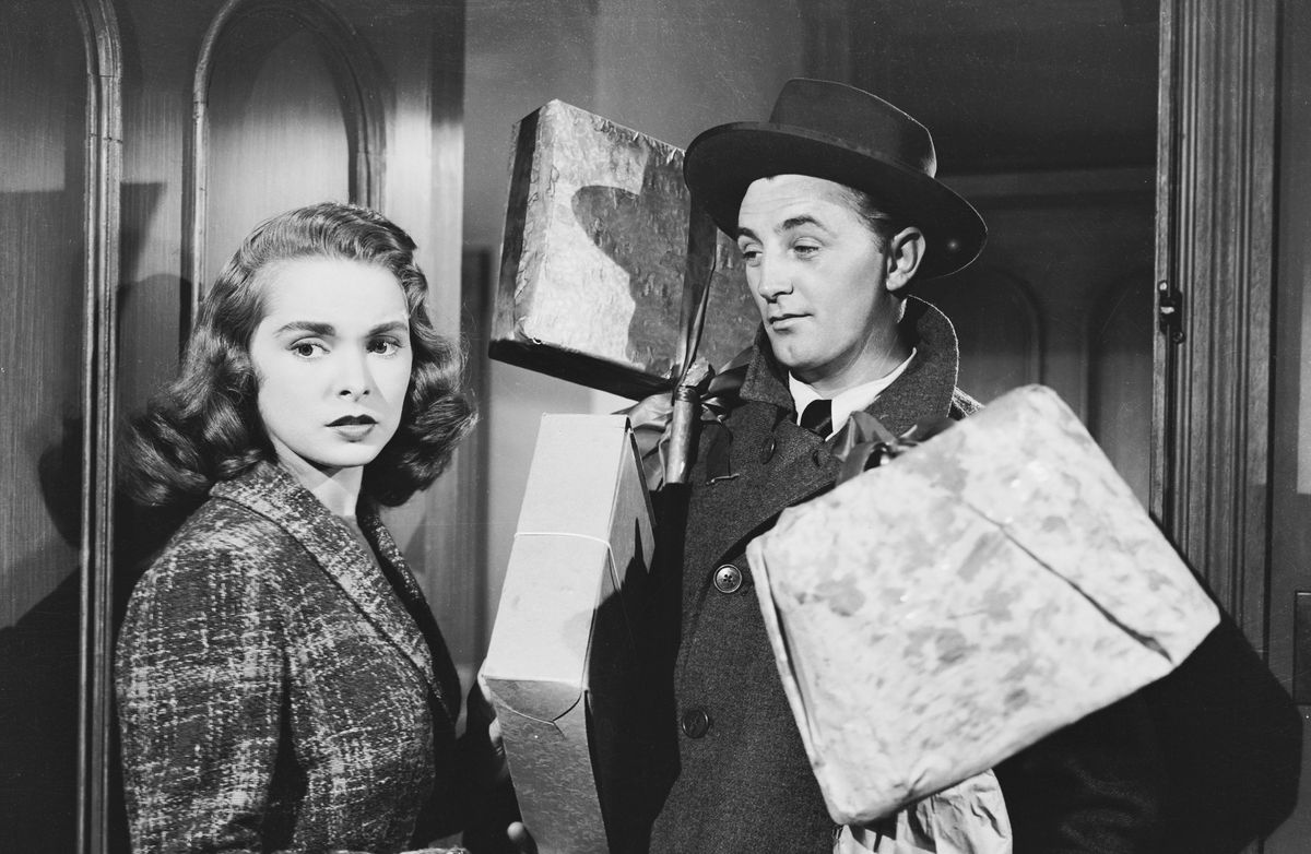 Robert Mitchum si presenta a casa di Janet Leigh con dei regali in Holiday Affair