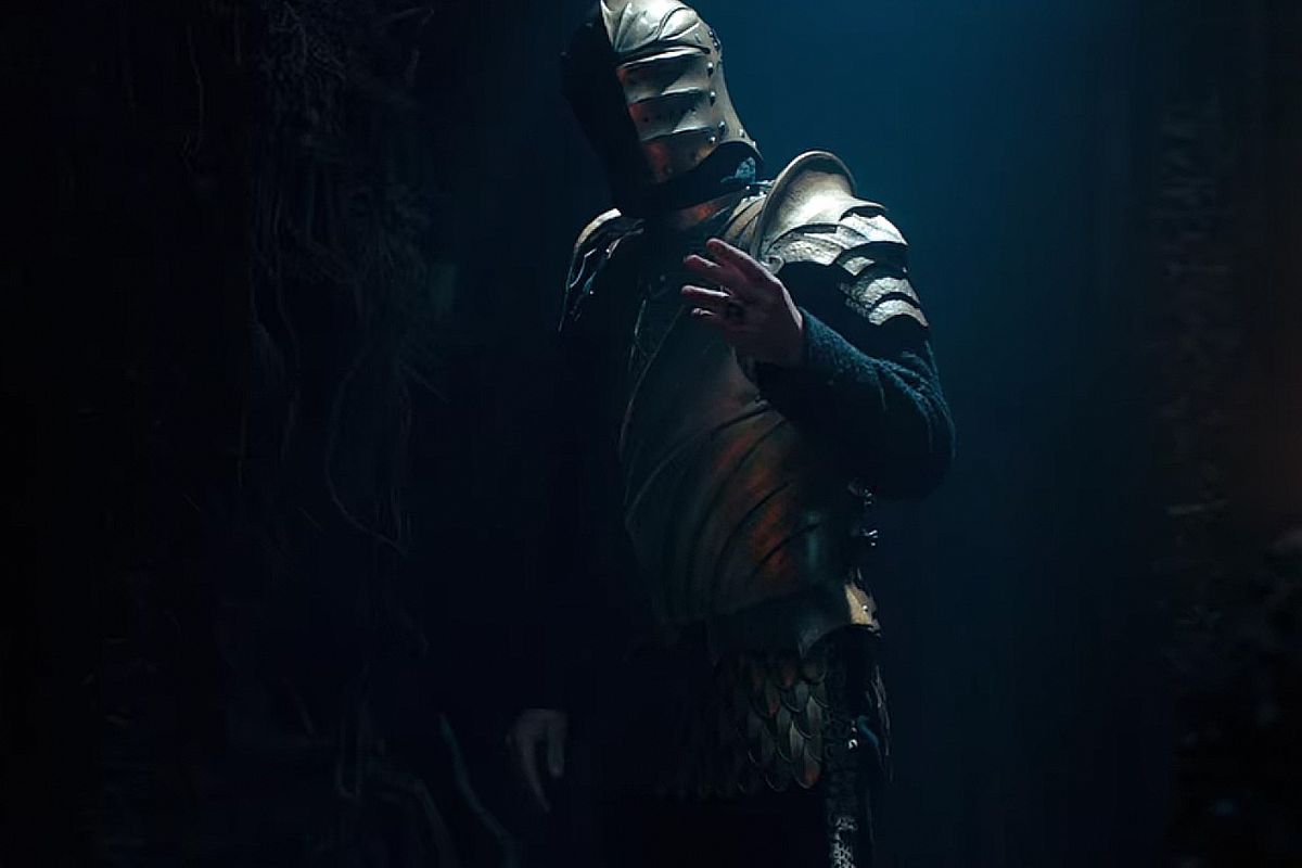 Emhyr, completamente oscurato dalla sua armatura, nella seconda stagione di The Witcher