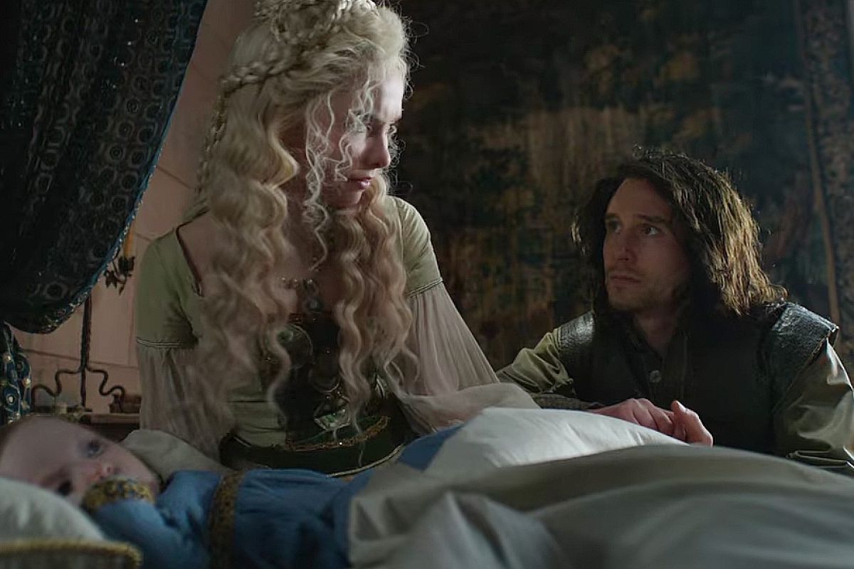 Duny supplica in ginocchio con Pavetta mentre si siede a letto con una piccola Ciri nella seconda stagione di The Witcher