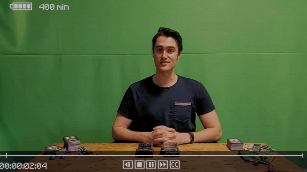 Crittografia - Luke Carder, un giovane di fronte a uno sfondo di schermo verde, si siede e si prepara a registrare un video sui giochi di carte