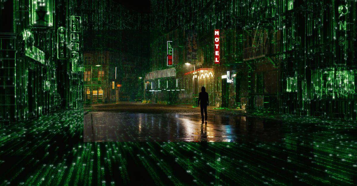 Thomas Anderson cammina per una strada cittadina mentre si trasforma in codice in Matrix Resurrections.