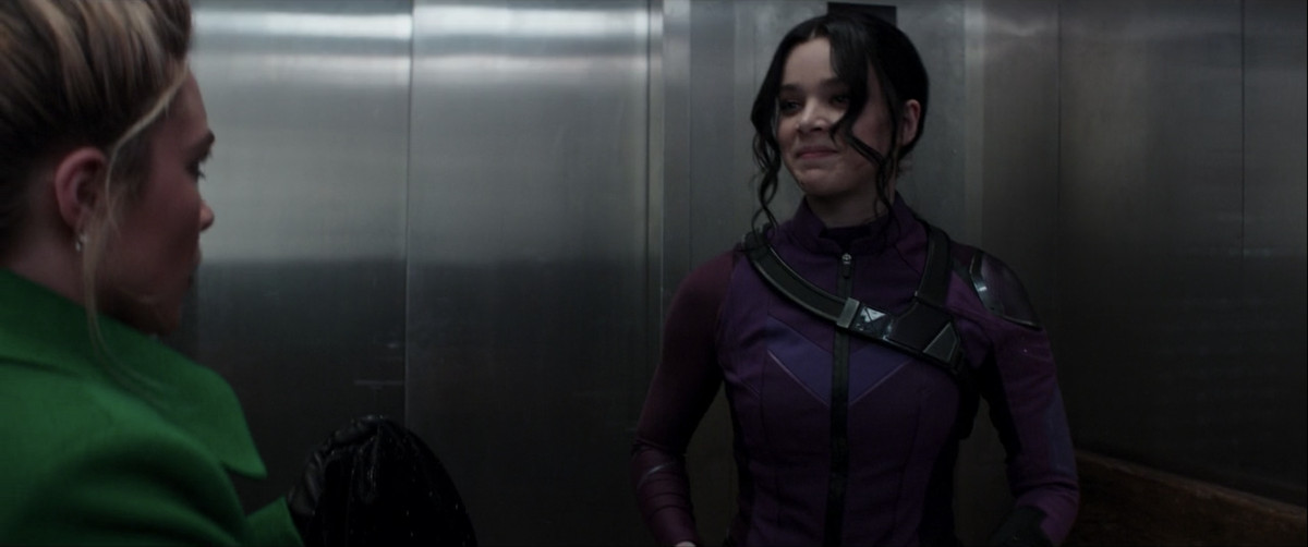 Kate Bishop sembra felice della rivelazione del suo nuovo costume da Occhio di Falco in Occhio di Falco. 