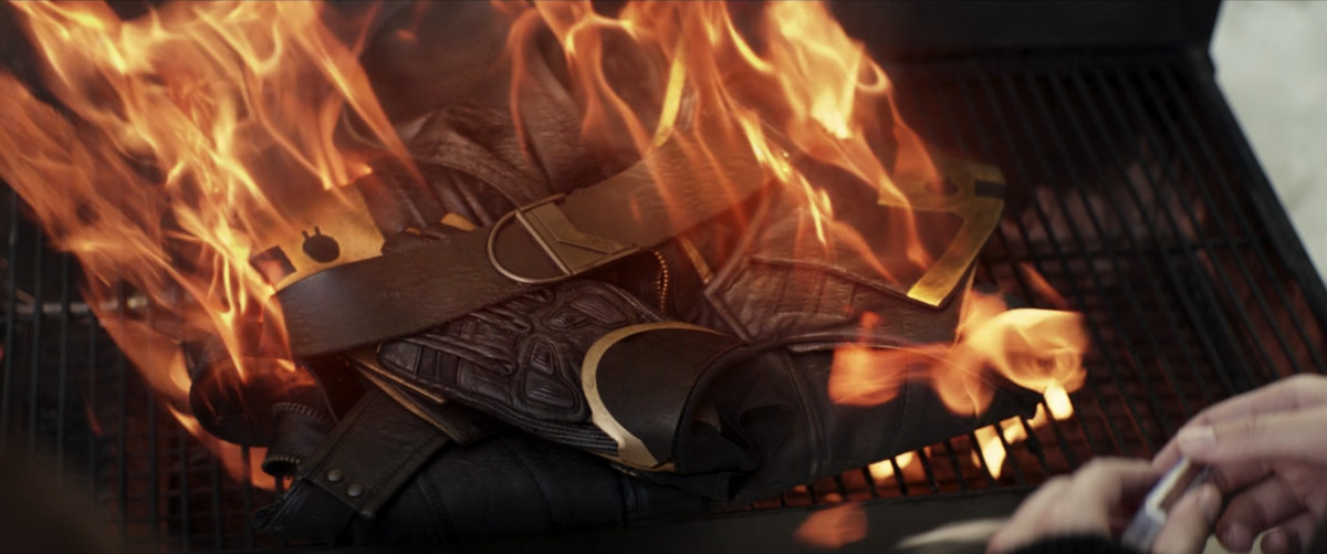 Il costume da Ronin di Clint Barton brucia su una griglia a Occhio di Falco.