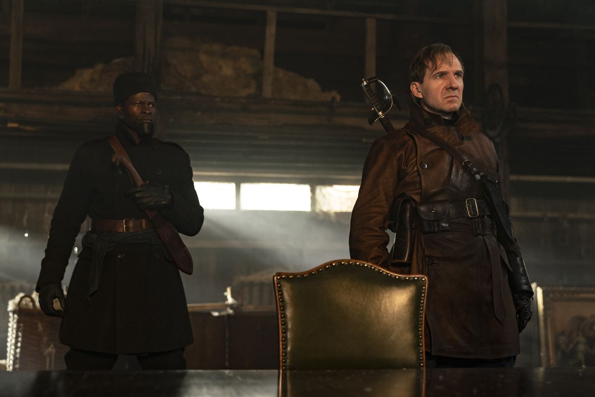 Ralph Fiennes e Djimon Hounsou in tenuta da avventura si preparano per un combattimento in The King's Man