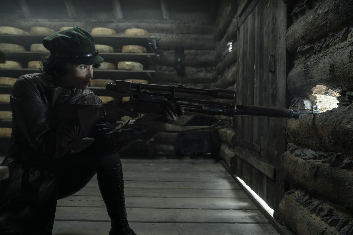 Gemma Arterton punta un fucile da cecchino in The King's Man