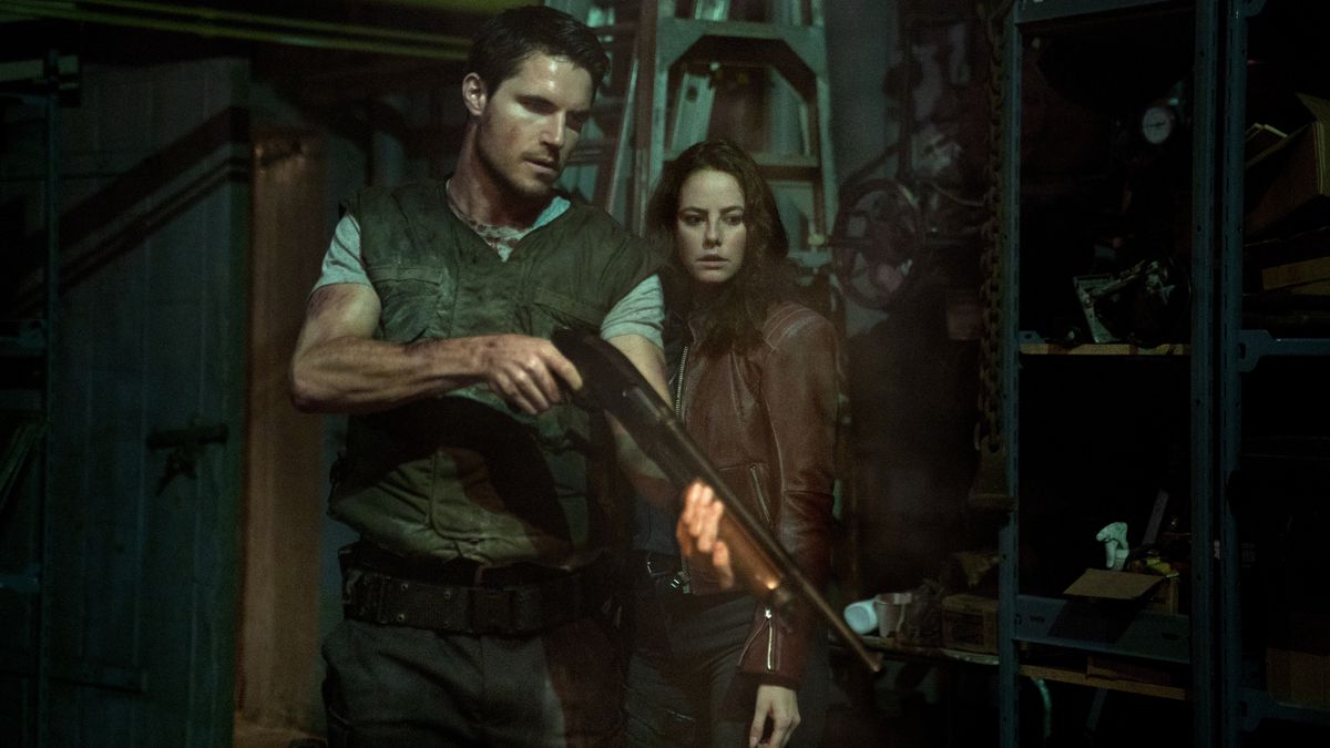 Robbie Amell e Kaya Scodelario in Resident Evil: Welcome to Raccoon City di Screen Gems.