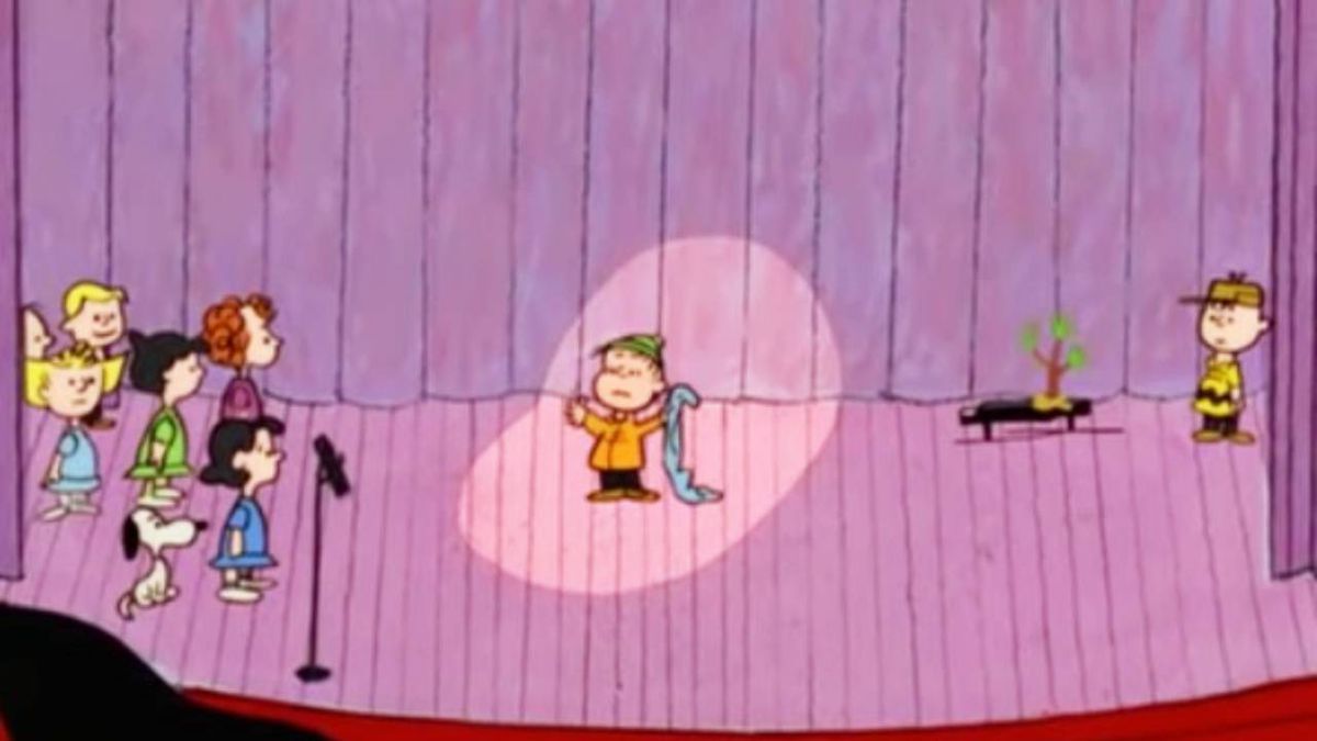 Linus, al centro della scena, offre il vero significato del Natale in A Charlie Brown Christmas