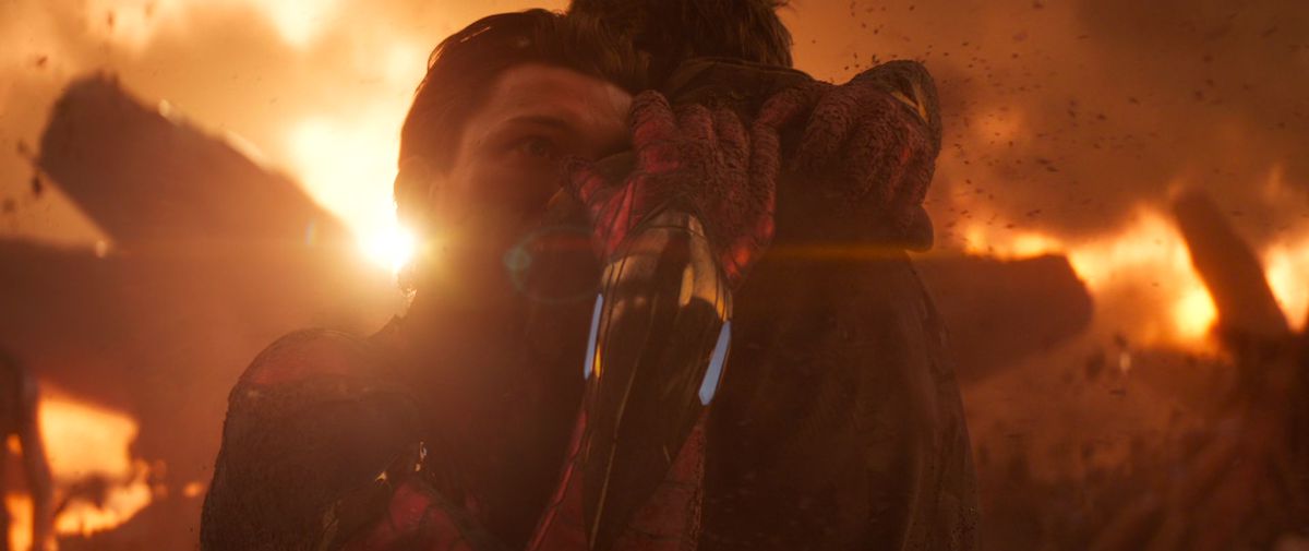 Peter Parker/Spider-Man (Tom Holland) si aggrappa alla spalla di Tony Stark/Iron Man (Robert Downey Jr.) in Avengers: Infinity War. 