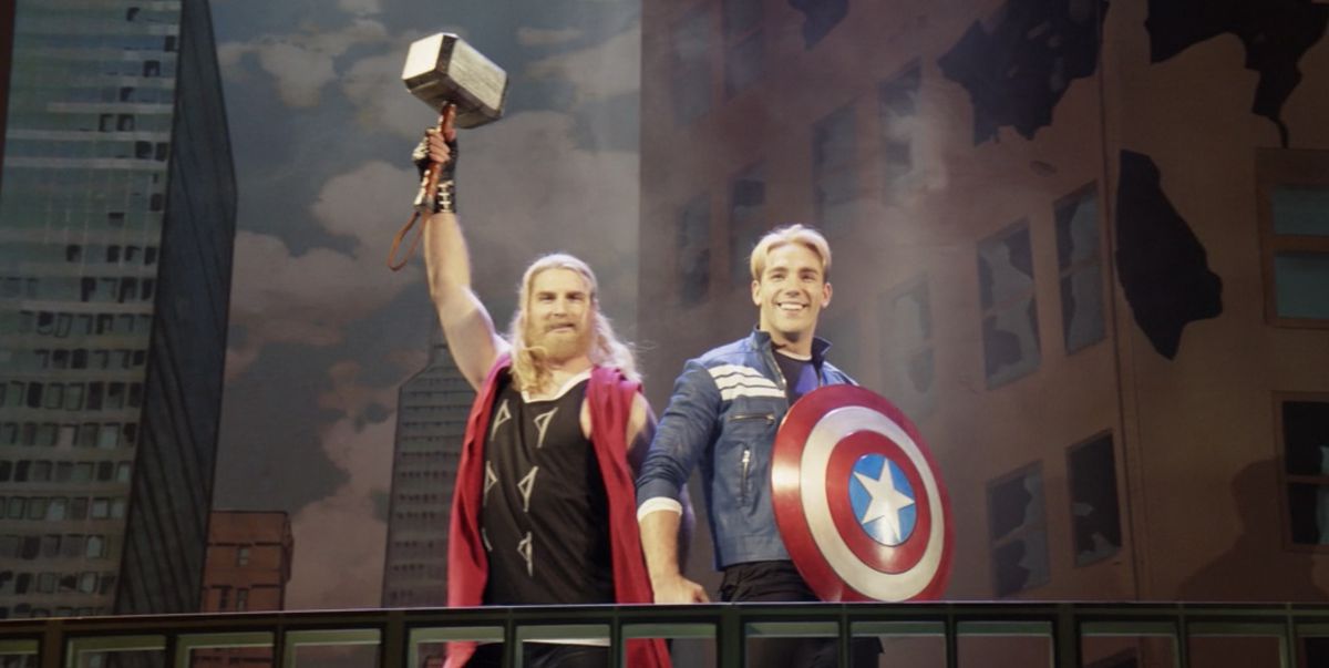 Occhio di Falco: l'attore Captain America e Thor posano durante Rogers: The Musical