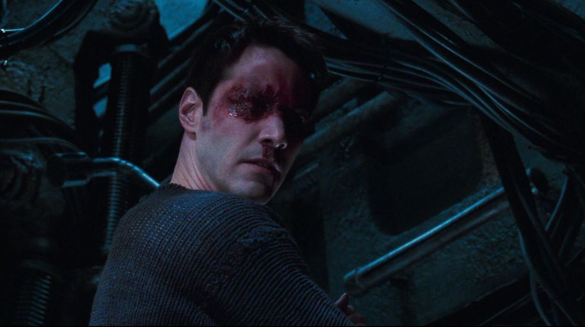 Neo (Keanu Reeves) accecato dalle bruciature in Matrix Revolutions
