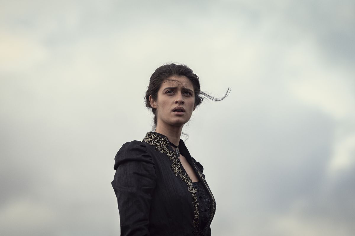 Yennefer in piedi contro un cielo grigio in un'immagine della seconda stagione di The Witcher