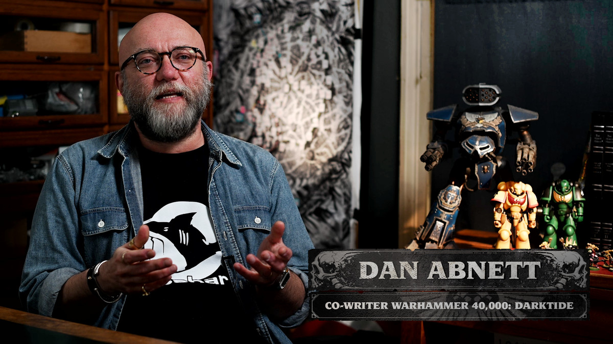 Dan Abnett in un video che annuncia la tradizione dietro Darktide.
