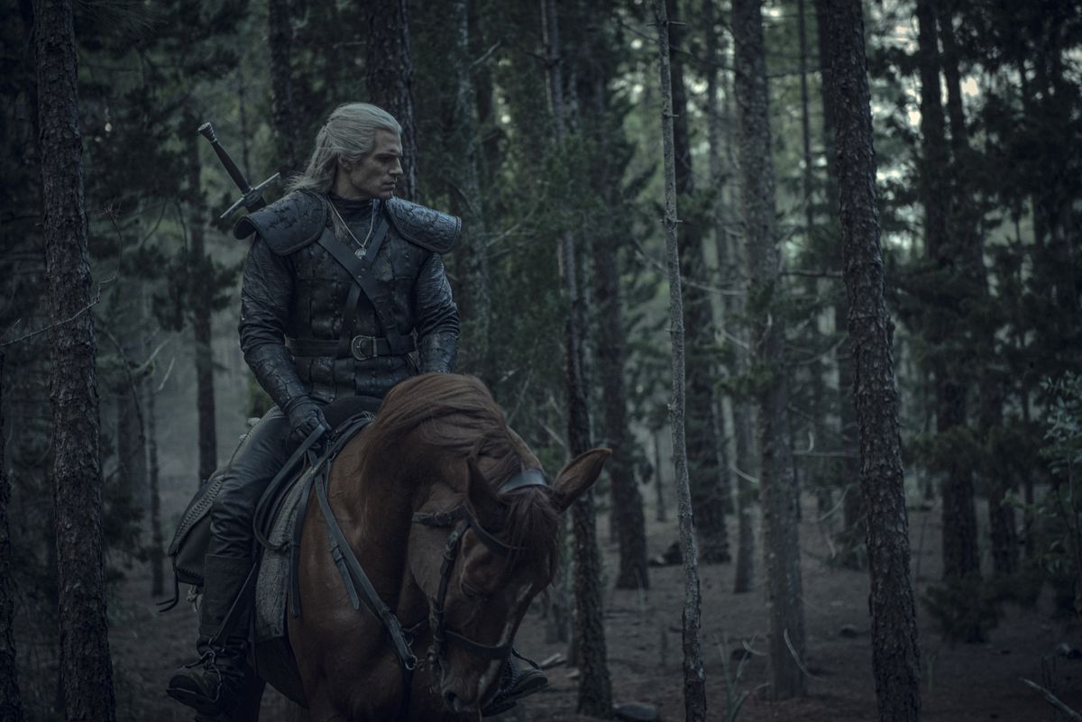 Geralt a cavallo nella stagione 1 di The Witcher