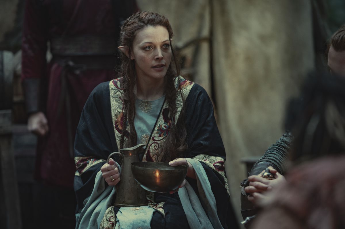 Una donna elfica tiene una ciotola e una brocca nella seconda stagione di The Witcher