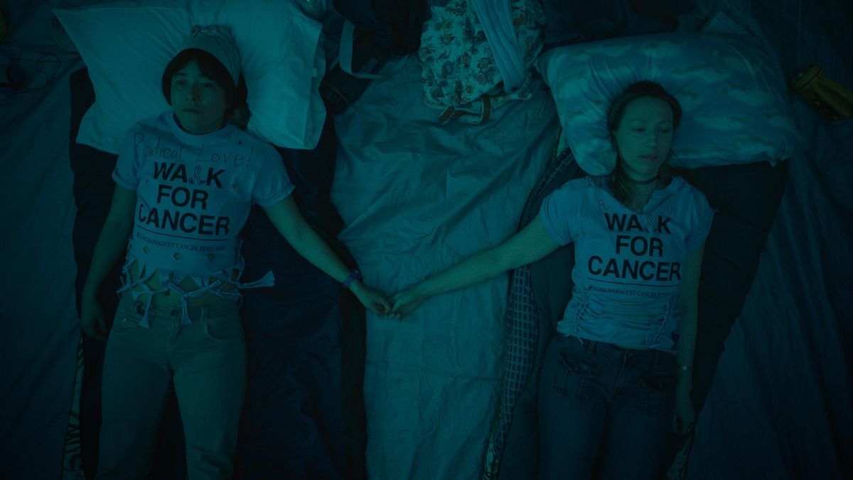 Maya Erskine e Anna Konkle suonano versioni interpolate di se stessi in Pen15.  I due indossano magliette di Walk for Cancer e si tengono per mano, mentre sono sdraiati sopra i sacchi a pelo, in una tenda.