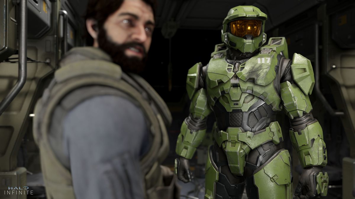 un uomo con la barba dai capelli scuri e Master Capo guarda a destra in Halo Infinite