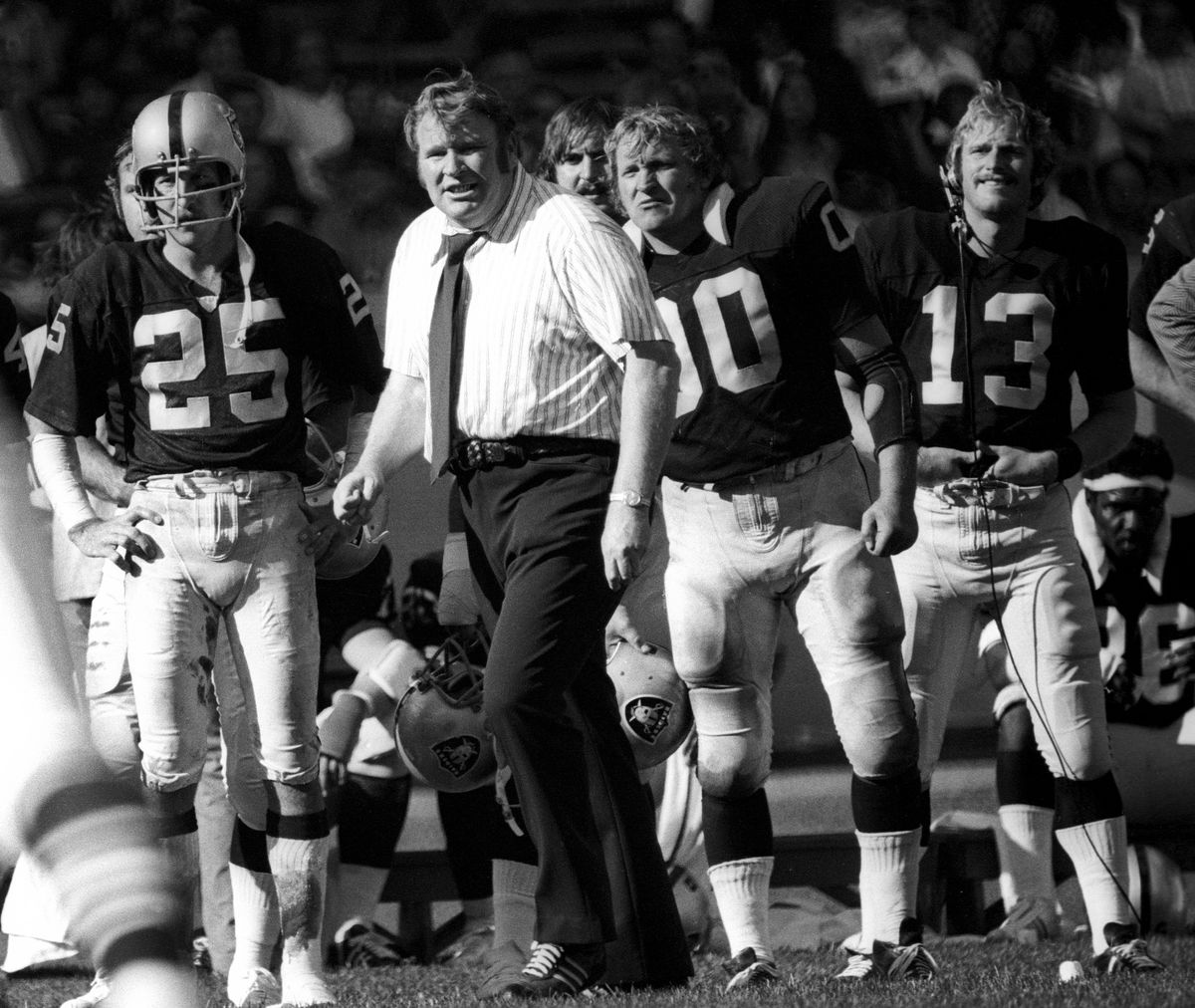John Madden, allenatore degli Oakland Raiders, durante una partita di calcio della NFL contro i Cleveland Browns al Cleveland Municipal Stadium il 6 ottobre 1974. I Raiders sconfissero i Browns 40-24.
