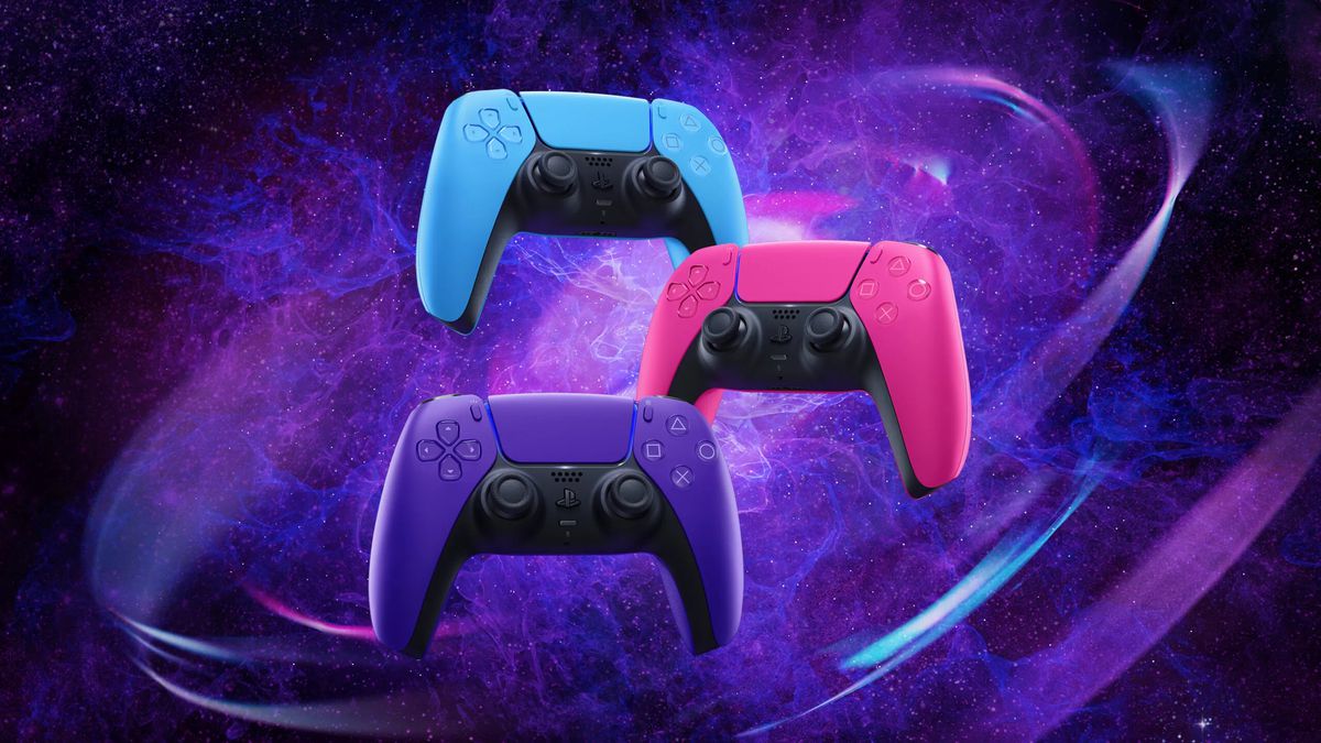 Controller PlayStation 5 DualSense in rosa, blu e viola su sfondo stellato