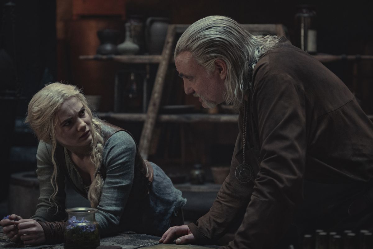 Ciri e Vesemir in un'immagine della seconda stagione di The Witcher