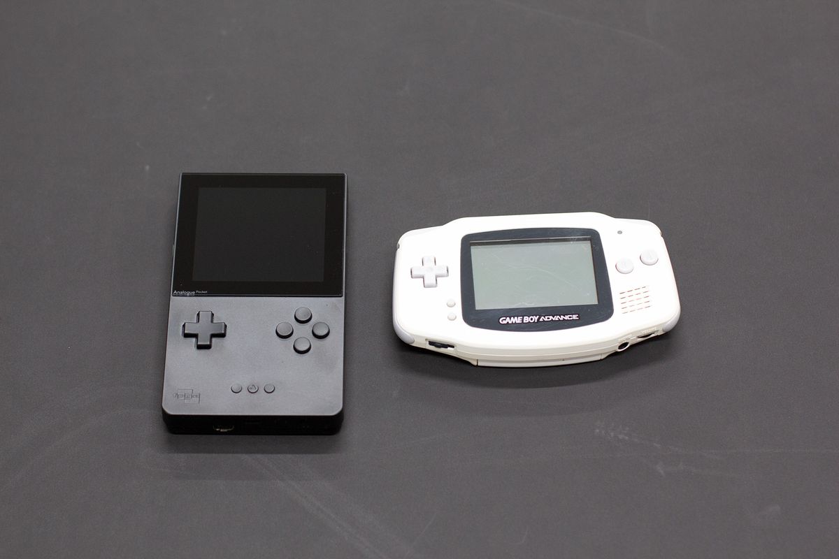 La tasca analogica accanto a un Game Boy Advance
