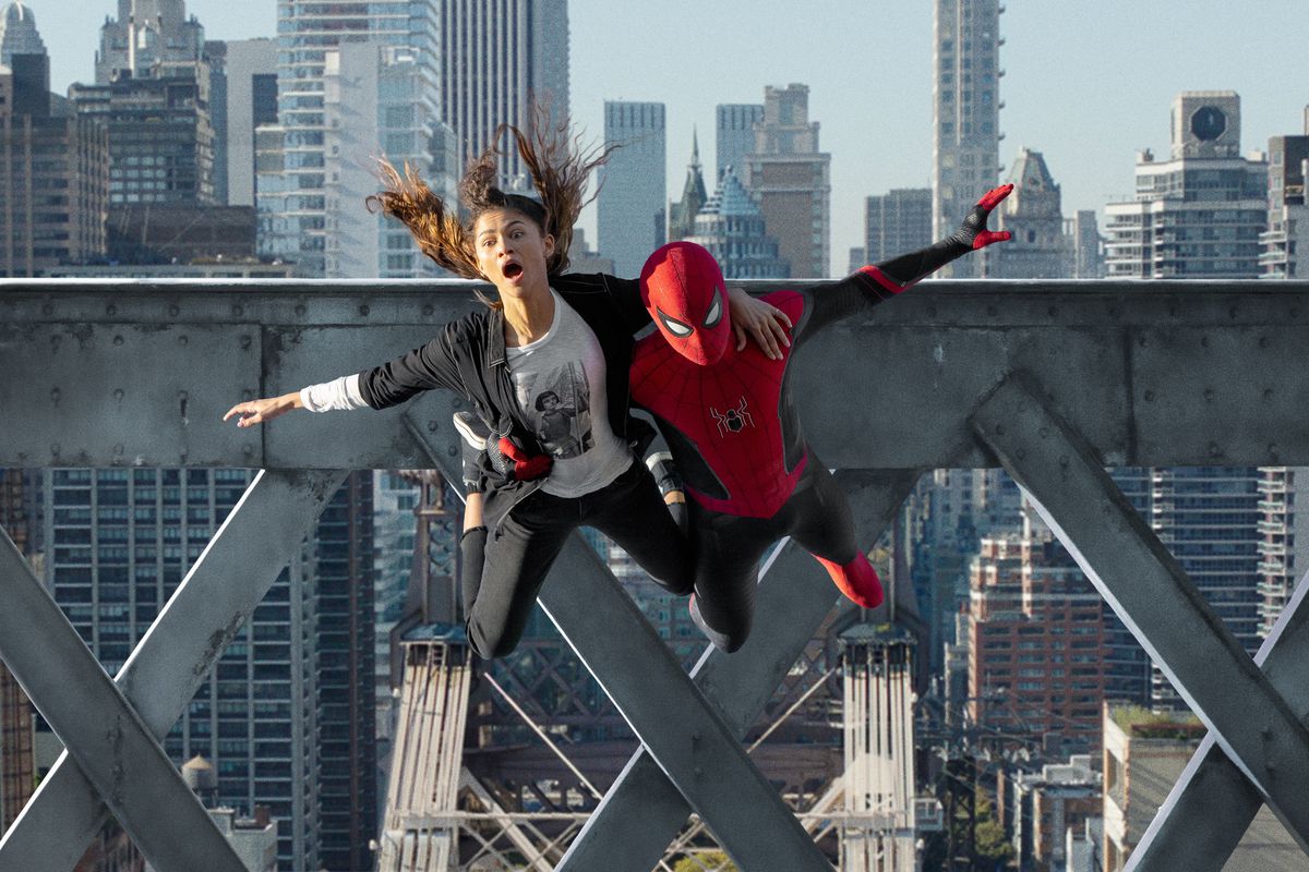 Spider-Man e MJ saltano insieme da un ponte mentre MJ va nel panico in Spider-Man: No Way Home