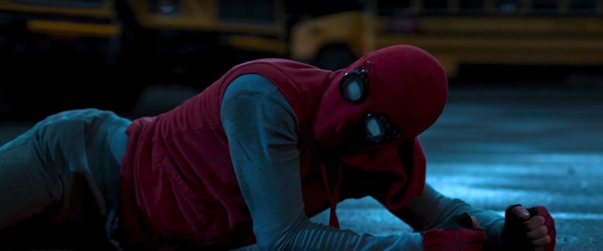 Peter Parker nel suo primo costume da Spider-Man fatto in casa in Spider-Man: Homecoming