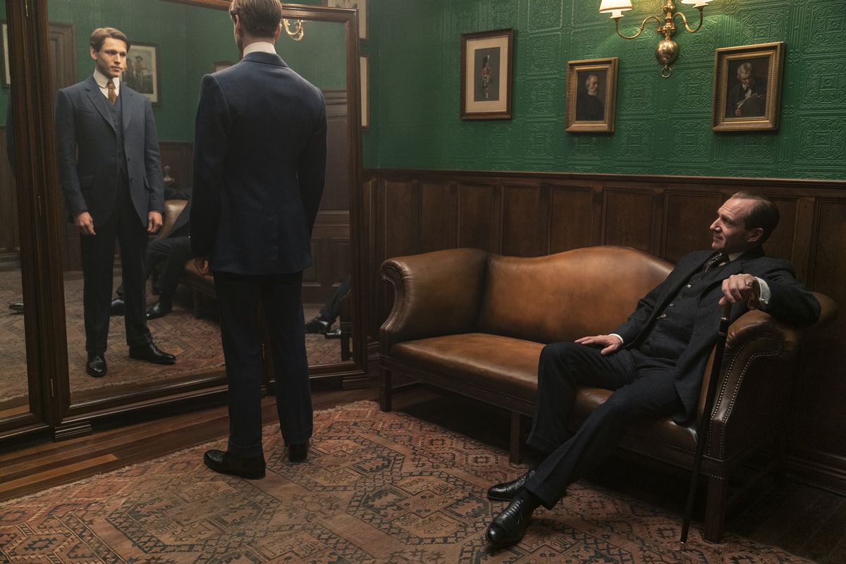 Orlando Oxford (Ralph Fiennes) siede mentre Conrad (Harris Dickinson) prova il suo abito Kingsman