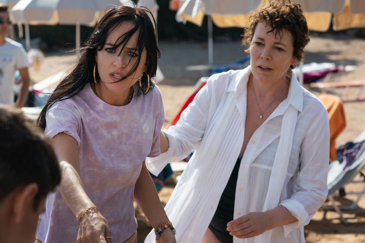 Nina (Dakota Johnson) e Leda (Olivia Colman) in spiaggia