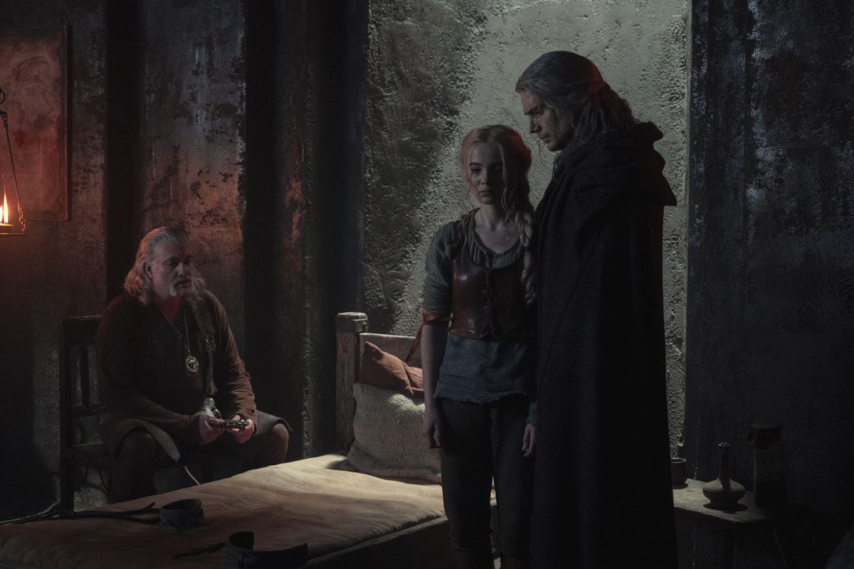 Ciri in piedi con Geralt e Vessemir in un'immagine della seconda stagione di The Witcher