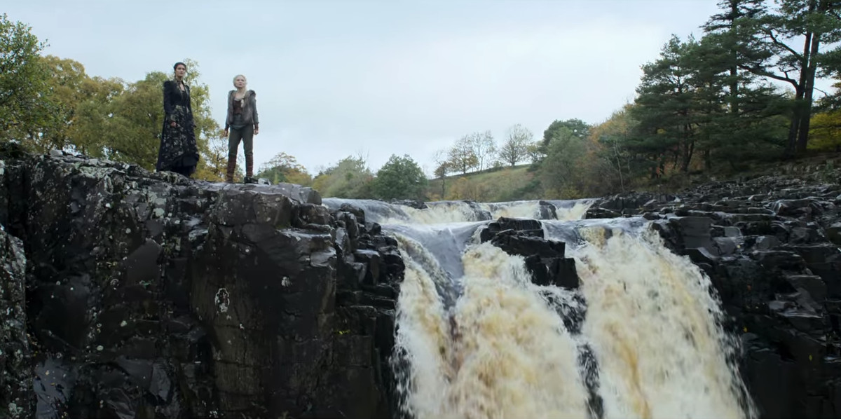 Ciri e Yen in piedi accanto a una cascata nella seconda stagione di The Witcher