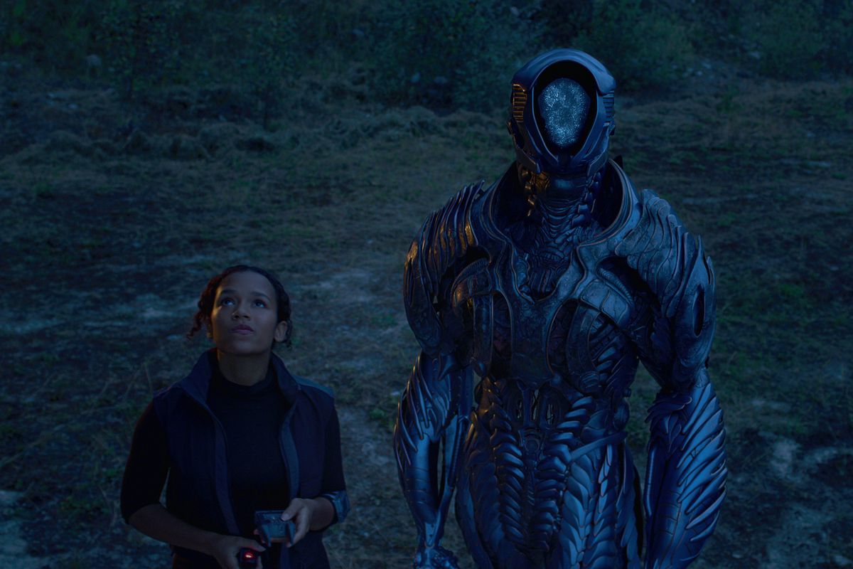 (L to R) Taylor Russell as Judy Robinson, Brian Steele as Robot in episode 301 of Lost In Space