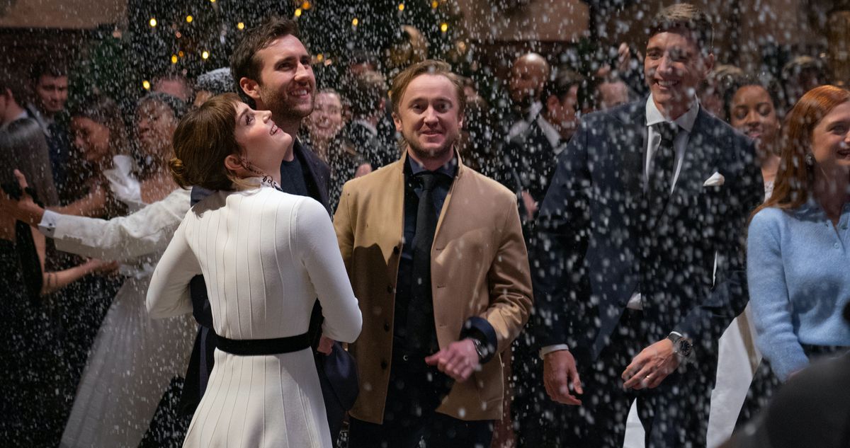 Emma Watson, Matthew Lewis e Tom Felton stanno nella neve artificiale che cade nello speciale Ritorno a Hogwarts