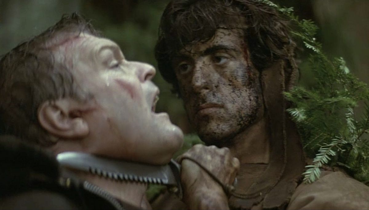 Sylvester Stallone nei panni di John Rambo punta un coltello alla gola di Brian Dennehy in First Blood.