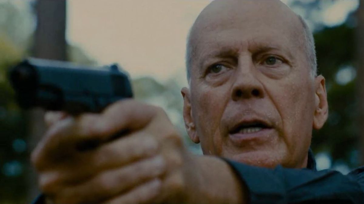 Bruce Willis impugna una pistola in American Siege.