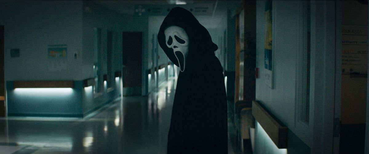 Ghostface che guarda in fondo a un corridoio in Scream 2022