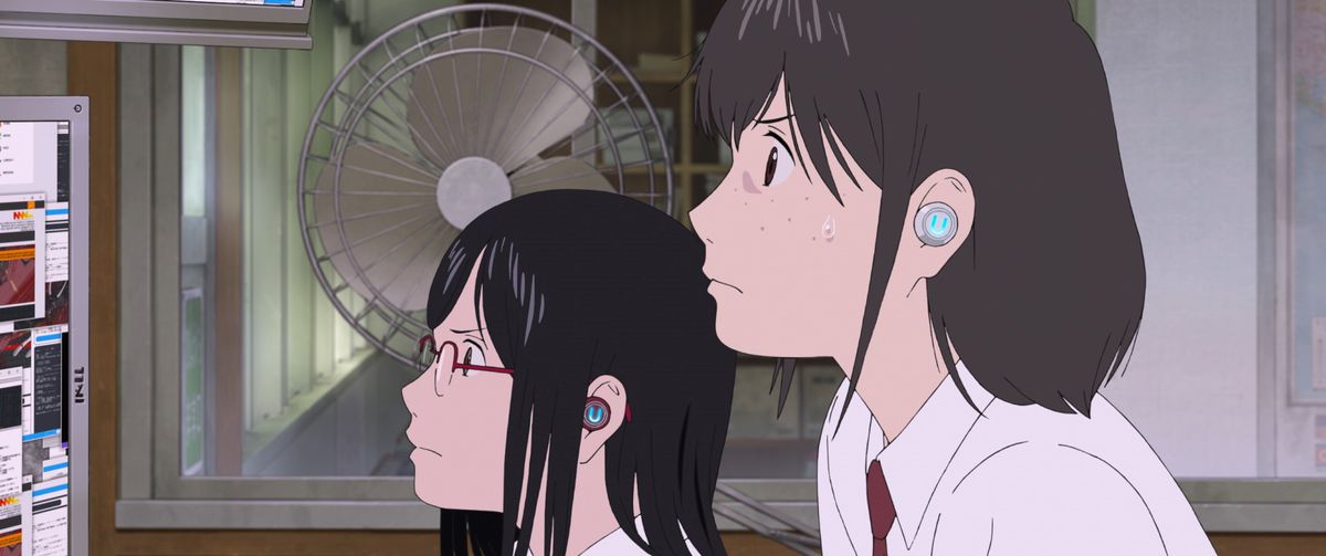 I liceali Suzu e Hiro si siedono insieme al computer nel film anime Belle
