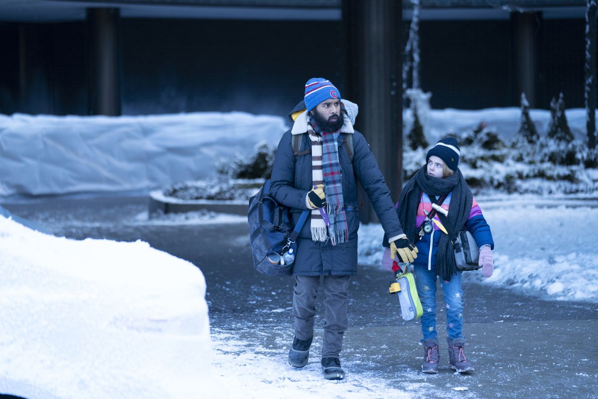Jeevan e Kirsten (da bambini) si tengono per mano, camminando nella neve