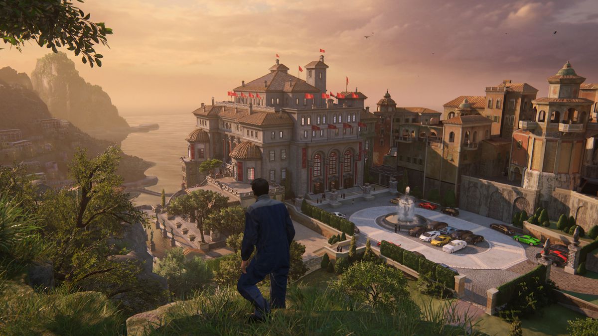 Nathan Drake si trova su un crinale che domina un'opulenta tenuta al tramonto nel remaster di Uncharted: Legacy of Thieves Collection di Uncharted 4: A Thief's End (screenshot catturato in modalità Performance)