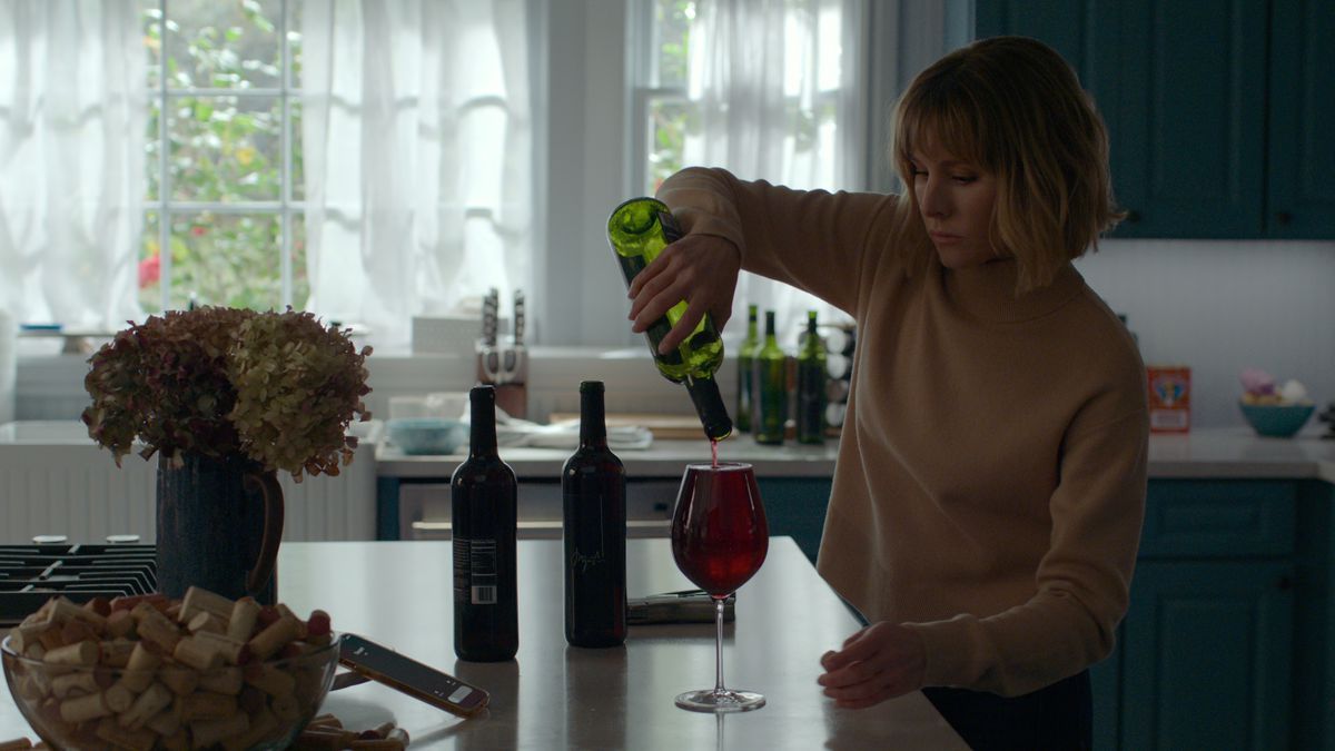 Kristen Bell si sta versando un bicchiere di vino nel suo nuovo programma Netflix