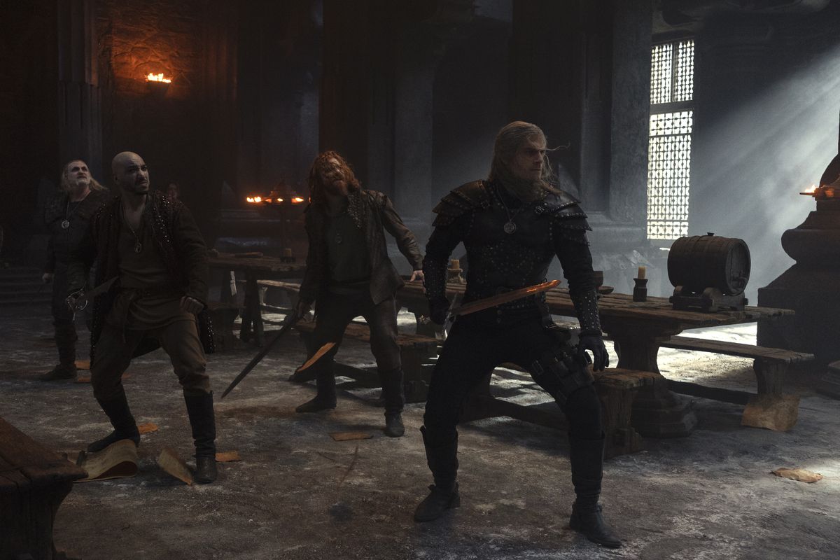 Geralt e i suoi compagni Witcher a Kaer Morhen nella stagione 2