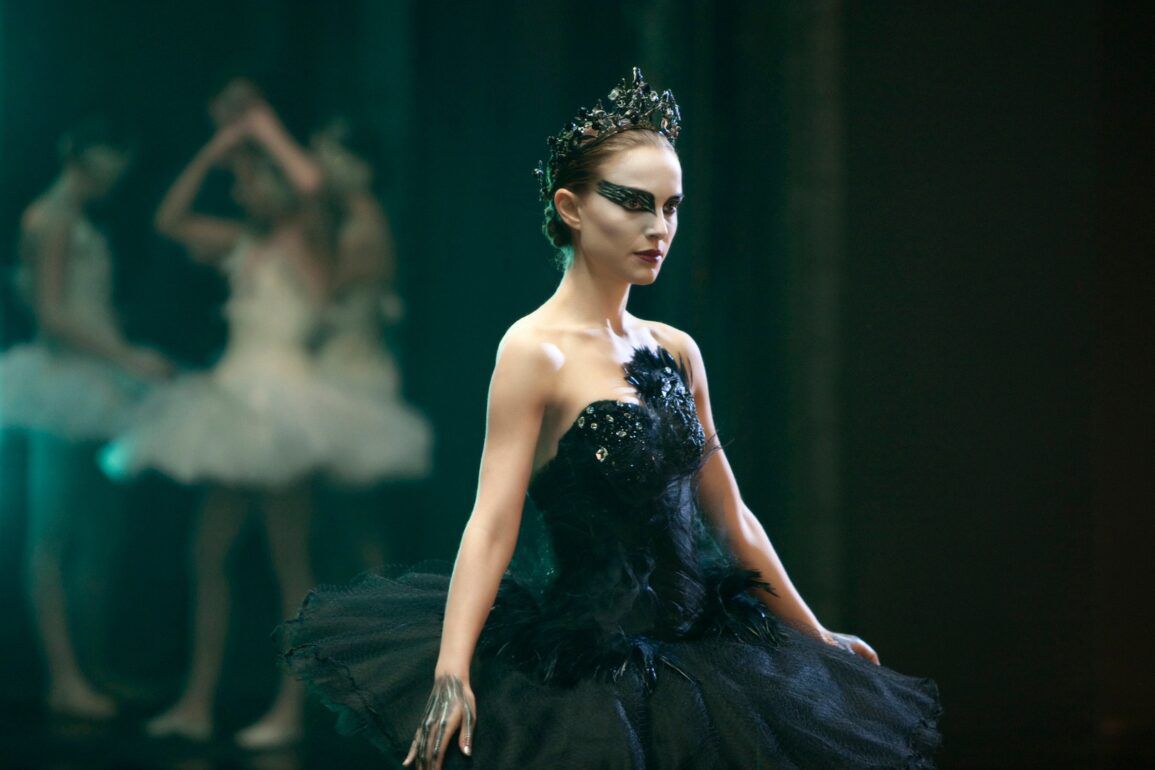 Natalie Portman nel ruolo della regina dei cigni Nina Sayers in Black Swan.
