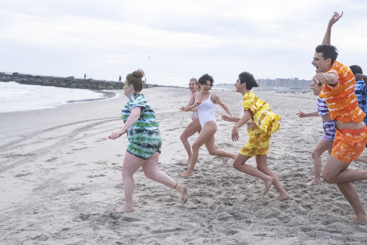 Dory Sief e il suo team di influencer si divertono sulla spiaggia nella quinta stagione di Search Party