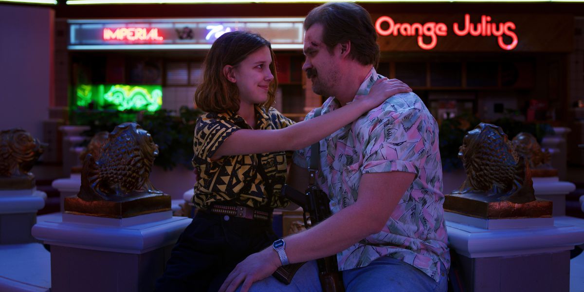 Undici e Hopper si abbracciano in una foto della terza stagione di Stranger Things
