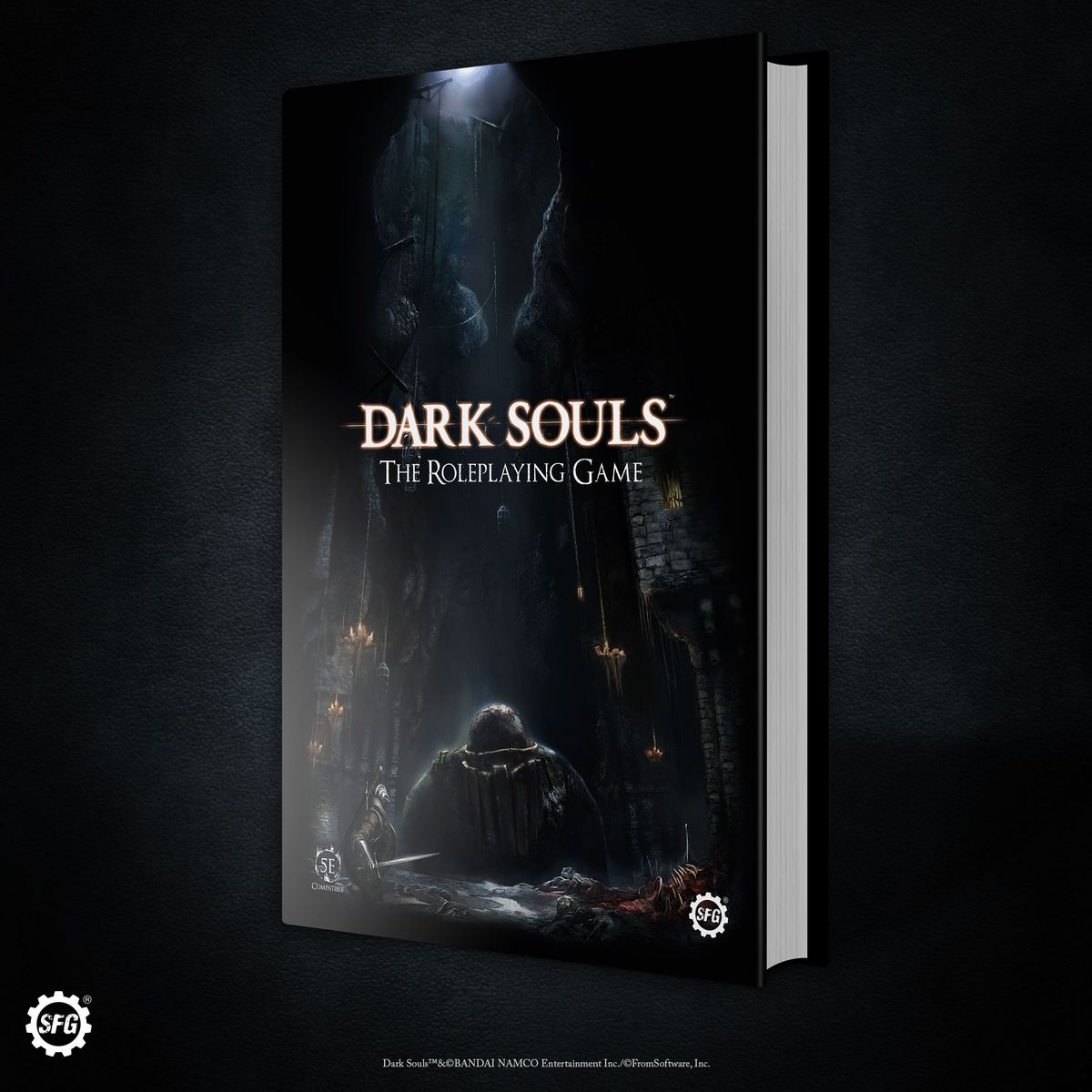 Un rendering della copertina di Dark Souls: The Roleplaying Game mostra un cavaliere che si muove in un santuario oscuro.  Un falò brilla su un lato.